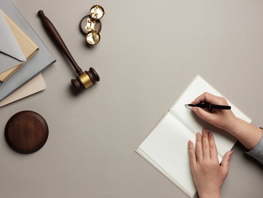 Visão superior sobre itens de orientação de carreira para juízes